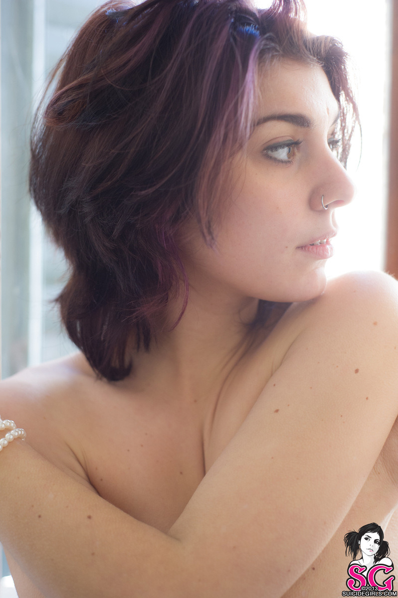 beautifulgirlsmakemesuicidal:  Lauretta Suicide 