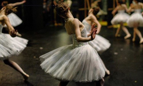 sweetness-en-pointe: englishballetandtea: Staatsballett Berlin. Stage rehearsal of Balanchine’s Jewe