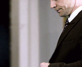calgal48:missviolethunter:hiddlcstoon:Tom Hiddleston Getting Ready for Press Conference Tom Hiddlest