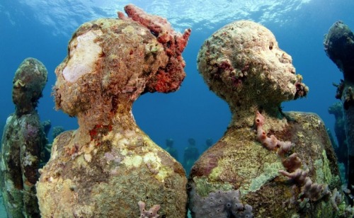 mymodernmet:  Underwater Sculptures Celebrate Life on Earth and Protect Aquatic Ecosystems 