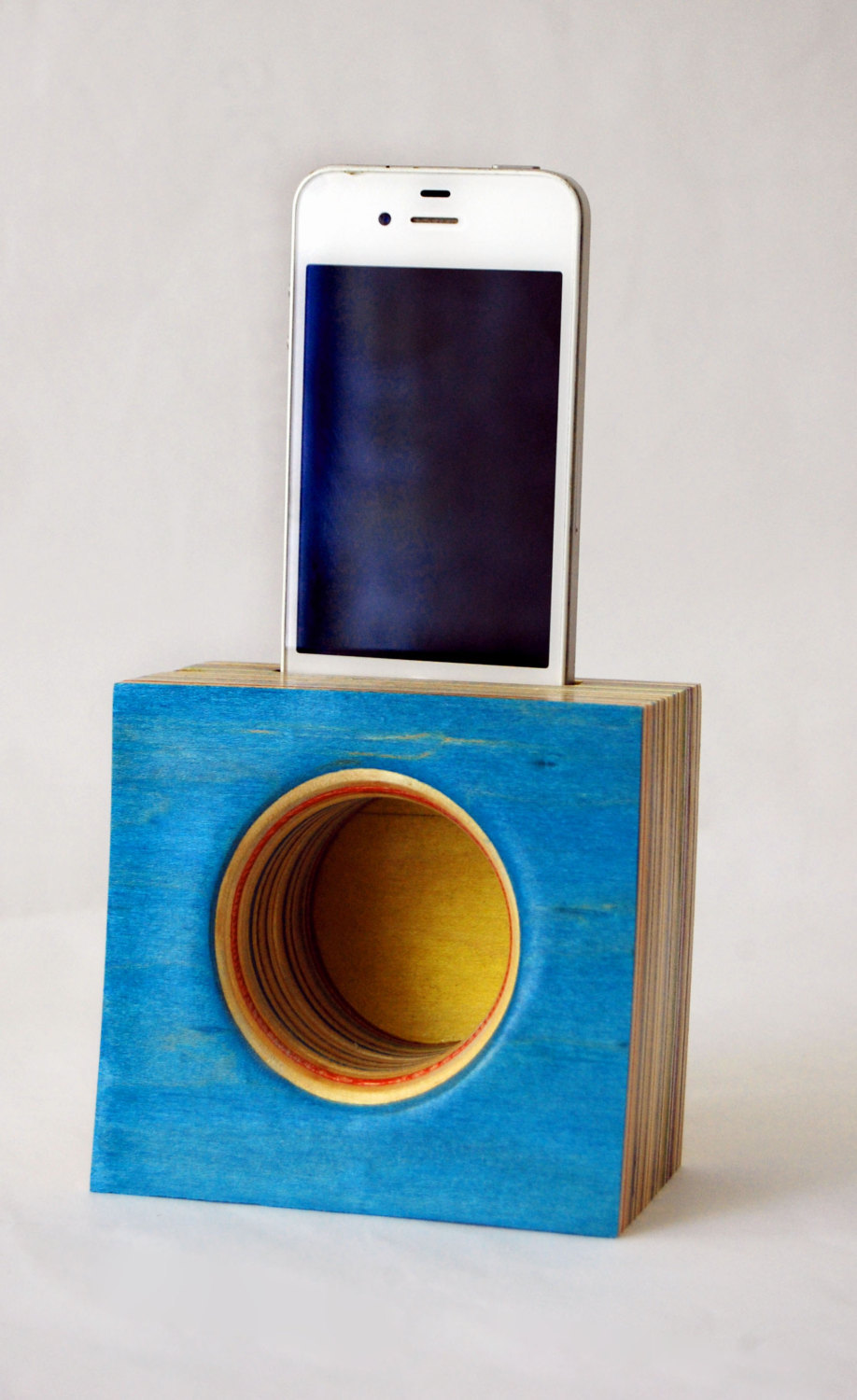 wickedclothes:  iPhone Speaker / Amplifier This iPhone speaker is created using repurposed