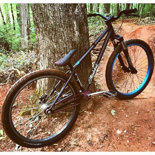 333psi: Got my #DirtJumper tuned up and ready to shred a few laps in the back yard! But don’t tell @