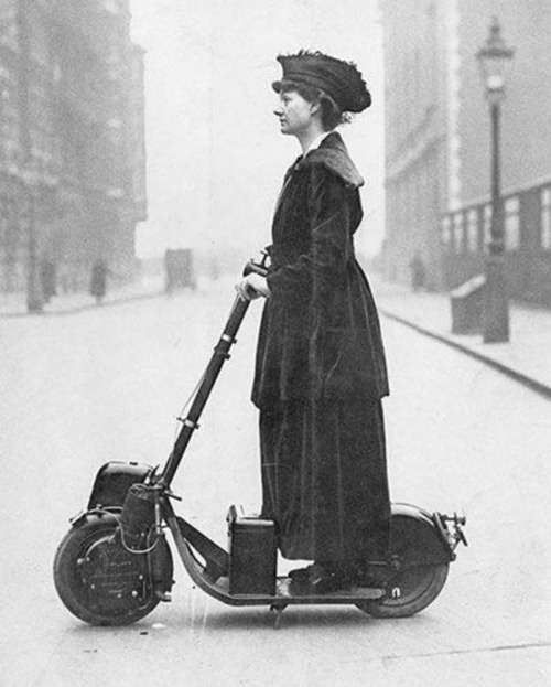 kivrin:vintageeveryday:Lady Florence Norman, a suffragette, on her motor-scooter in 1916.BADASS.