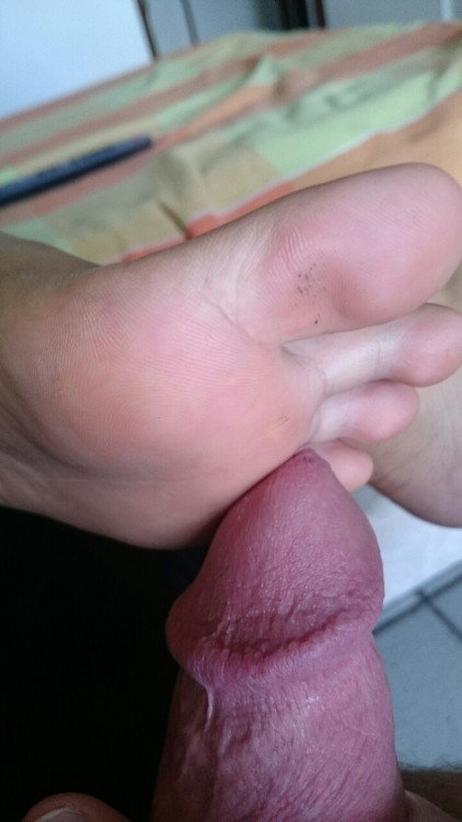 #feet #soles #babes #feetup #pose #girl #zoom #young #cute #sexy #rub