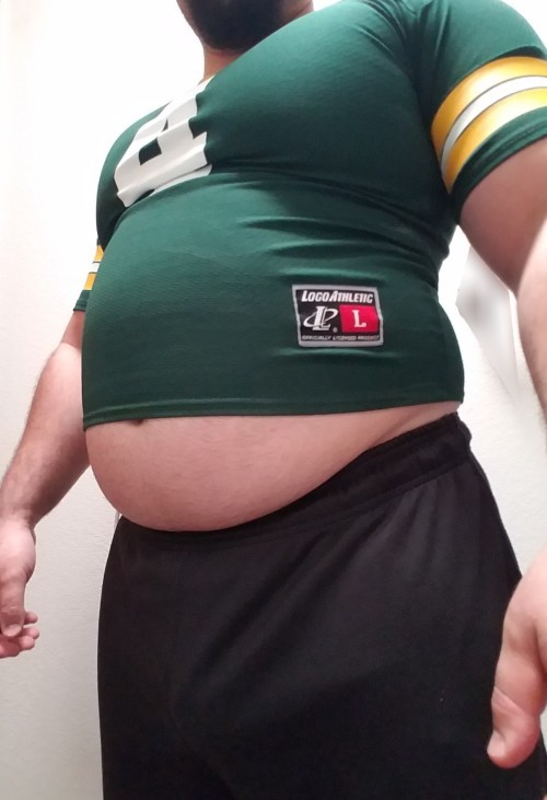 fillthattank: bigbellyboiz:The bulk and the belly are outgrowing everything. Overeating has become s