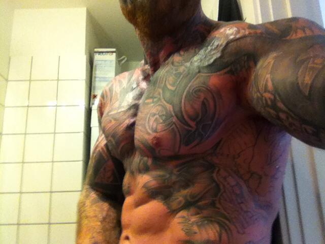 worshipalphamales:  massivemusclebears:  A COMPLETE ANIMAL  FUCK. ME. 