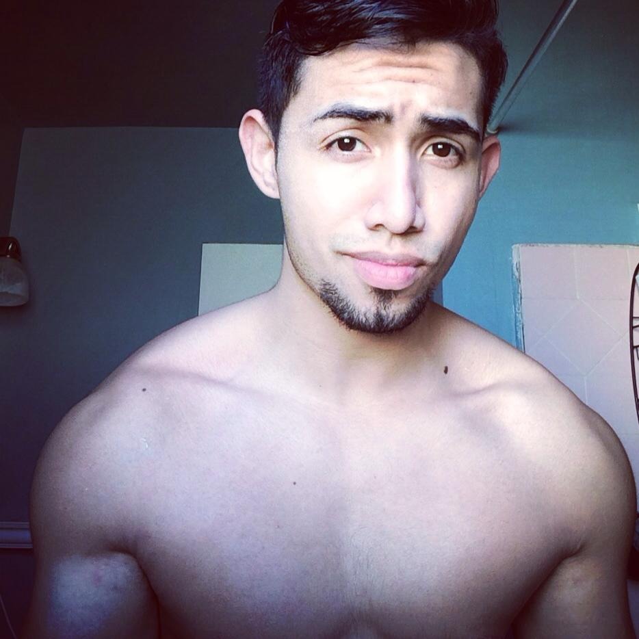 betomartinez:   Thanks Sam for the follow up pic!  Very hot man.  He’s waiting