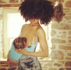 ag2211:  saarjosephine:Yaya DaCosta shared some beautiful pictures of herself breastfeeding her 6 months old son  Breast must have all the nutrients cause that boy look bout 4 🙏