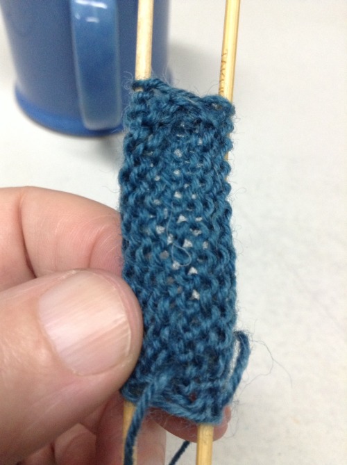 speckldgiraffe: knittedbrowse: Punto Reverso Cast On I know a lot of people who don’t like toe