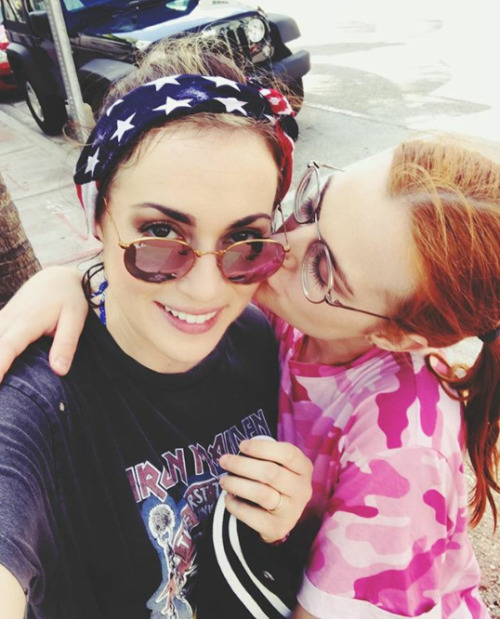 sexy-lesbian-moment: One of my favorite couples  RoseAndRosie ❤ Um dos meus casais favoritos