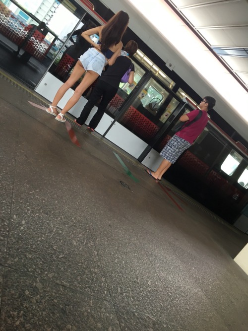 sgorionspringroll:  Submission received. Butt cheek from yishun. Her name is “Bernice Ngi