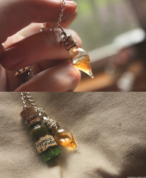 DIY Harry Potter Potion NecklacesWhat’s in the mini Felix Felicis and Polyjuice potion vials?the Pol