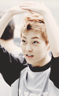kaiwaiisoo-blog:  Xiumin protecting himself from the rain 