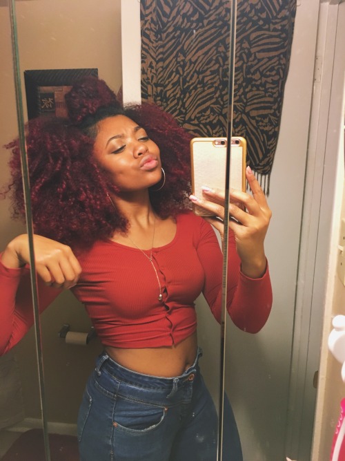 jamblasian:“Lookin like she came from the 70’s on her own”