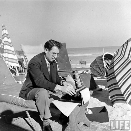 Text on the beach(Alfred Eisenstaedt. 1940)