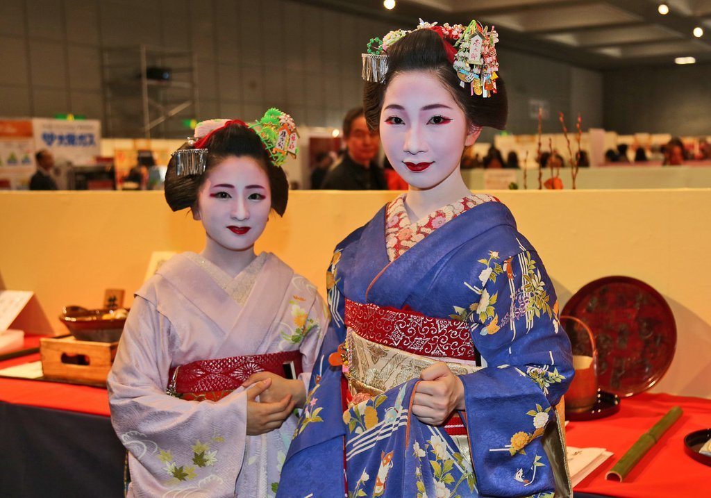 geisha-kai:  December 2015: maiko Yukiha and Mamekiku of the Tama okiya in Gion Kobu