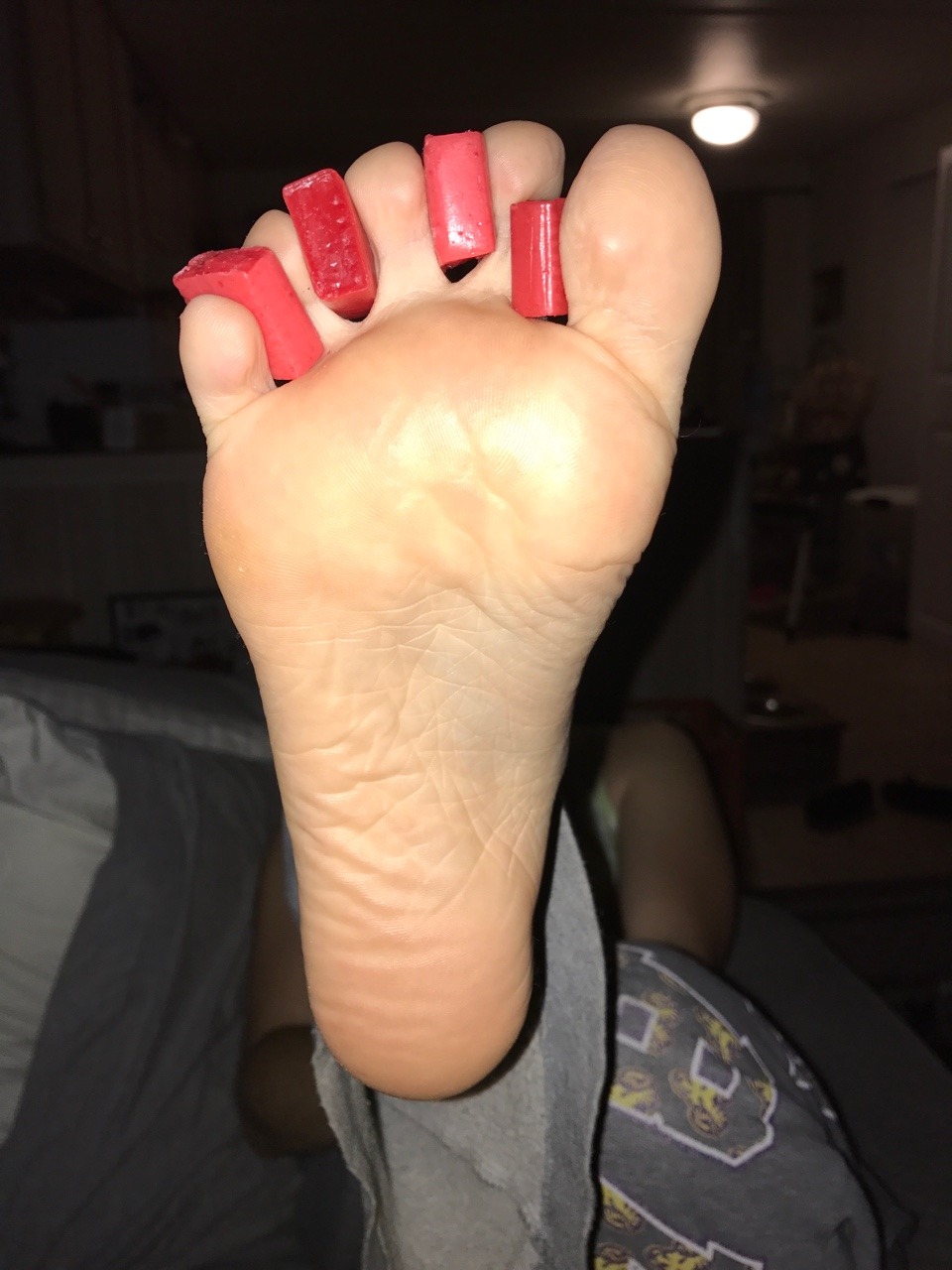 wifesfunfeet:  The best way to enjoy starburst 