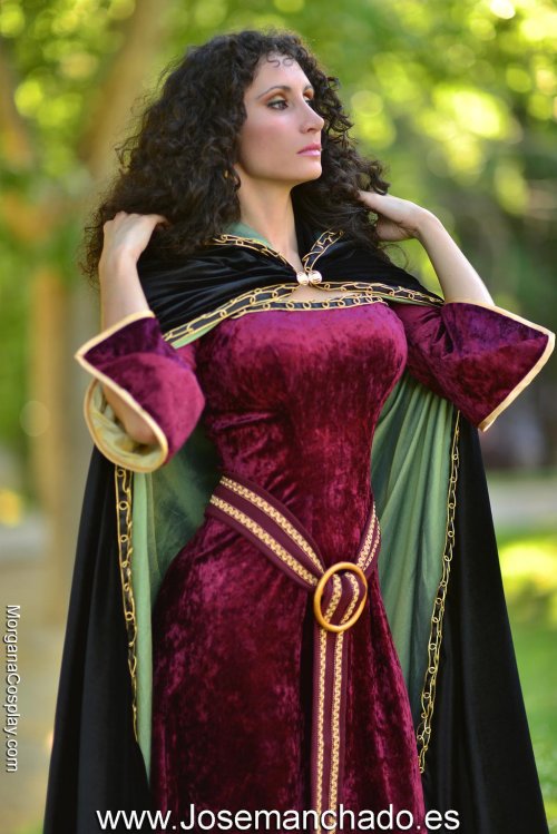 psybee:holdingamoonbeam:the-disney-elite:Mother Gothel cosplay by Morganita86SHE’S ESCAPED THE FILM!