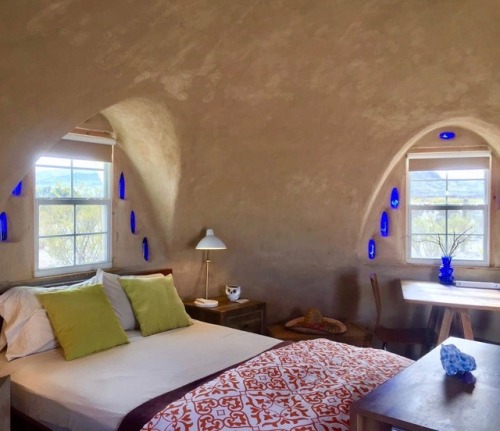 seansavestheworld: utwo: Off-grid Adobe Dome in the Desert / Terlingua © airbnb I need to book 