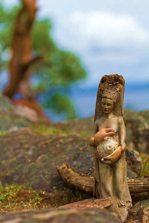 mymodernmet:Artist Transforms Driftwood Into Fantastical Sculptures That Look Like Spirits of Nature