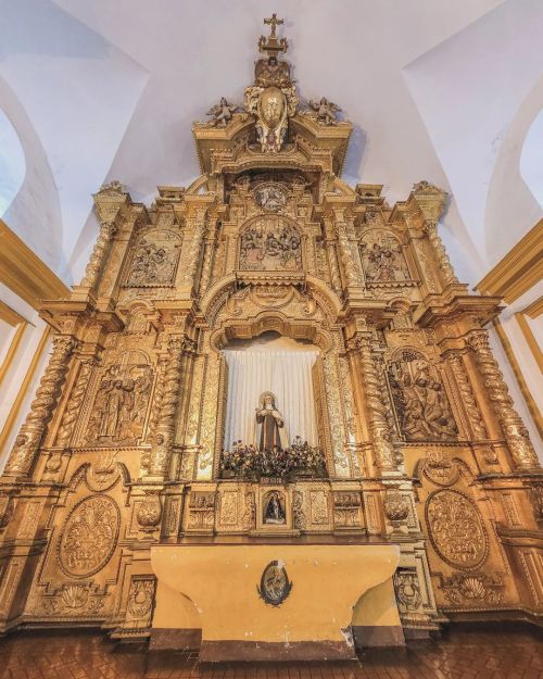 El magnífico retablo que se ubica en el brazo izquierdo del crucero de la iglesia de San Fran