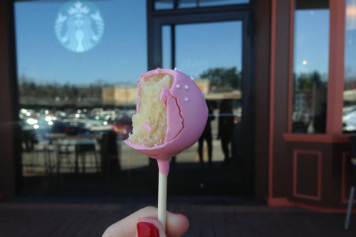 akahollister:starbucks cake pop!