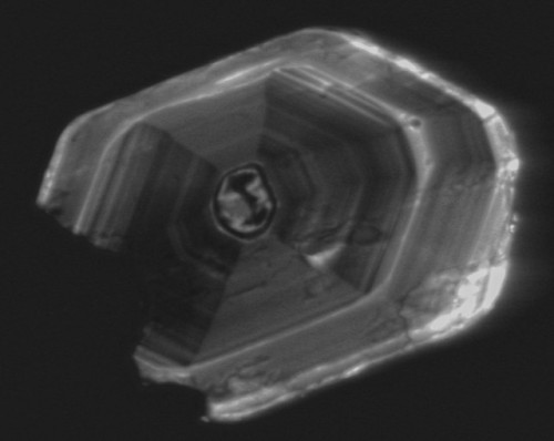 drrockclub:Zircon growth rings.Zircons usually occur as rare and tiny minerals in the rock. They gro