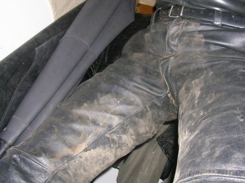 rubberpig1: bootdog:scatrubber:riggerbootman: Love the look of Dirty Leathers !!Goile Ledertop