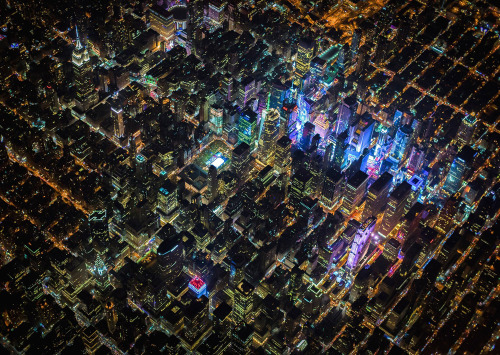 sci-universe:  The series “Gotham 7.5K” by photographer and filmmaker Vincent Laforet really show how great our imaging technology has got: he captured those absolutely stunning high-altitude photos of New York City at night on a helicopter. Cameras