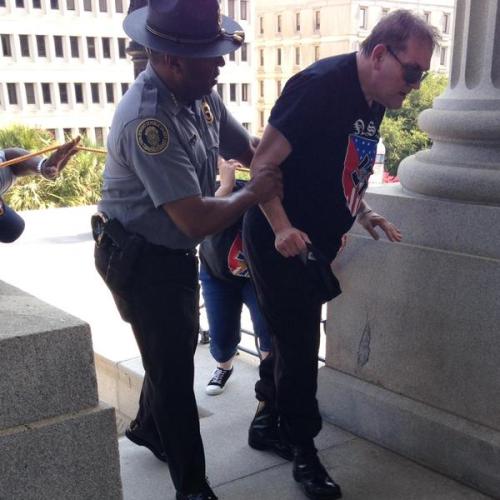 Photo of black officer helping white supremacist is ‘example of humanity’ amid Confederate flag prot