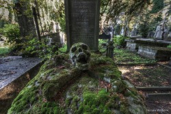 sixpenceee:  A grave in West Flanders, Belgium.