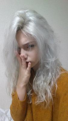 ill-eat-your-heart-out:  khongyeucau:  crydaisy:  ill-eat-your-heart-out:  hair whiter than my bedroom walls  THIS IS THE DREAM UGH TELL ME THE SECRETS  It will turn into yellow in a week. That’s the secret.  Actually it doesn’t because I take care
