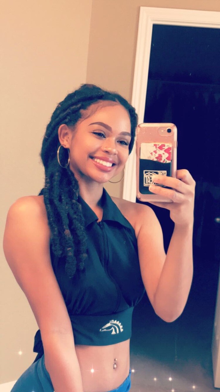 lilpicassa:  im the hipster bitch who gave him telepathy  Damn she&rsquo;s a20!!!