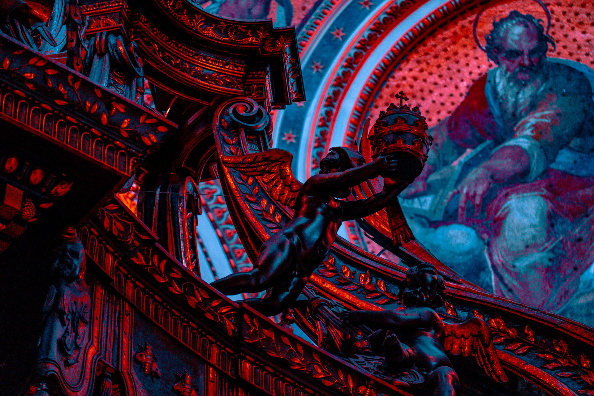 escapekit:Red Lights : VaticanFrance-based photographer Aishy shares shots of  The