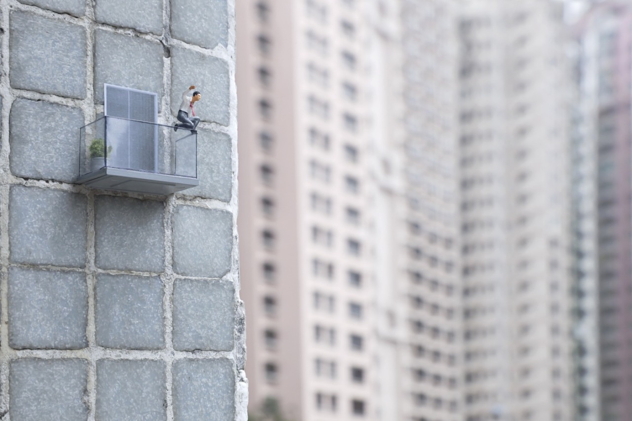 archatlas:  The Little People Project  Slinkachu    His miniature figures are left