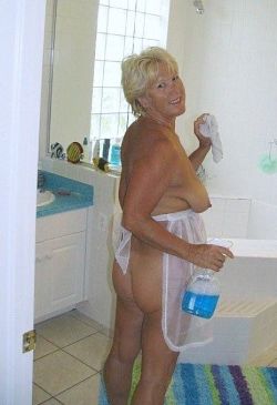 elder-sluts:  http://elder-sluts.tumblr.com/  Great looking ass. Nice hanging tits with huge nipples.