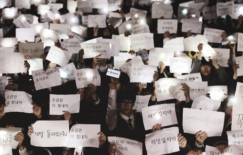 estelio:
“ kai-laydoscope:
“ ‘Do not lost hope’
'Please stay strong a little bit more’
‘We are waiting’
‘Please comeback’
'Are you Hungry ?’
#PrayForSouthKorea
” ”