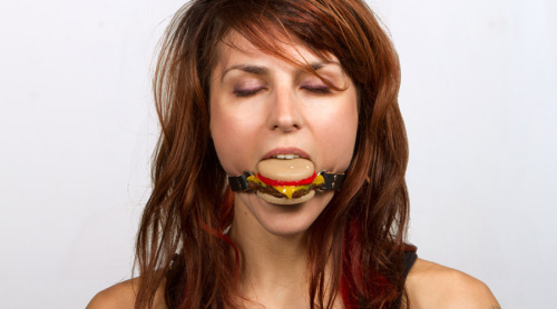 laurangeblossom:  heyepiphora:  Silencing Slider Cheeseburger Ball Gag by Gorge Ohwell. It’s even 100% silicone. HELL YES!  holy shit 