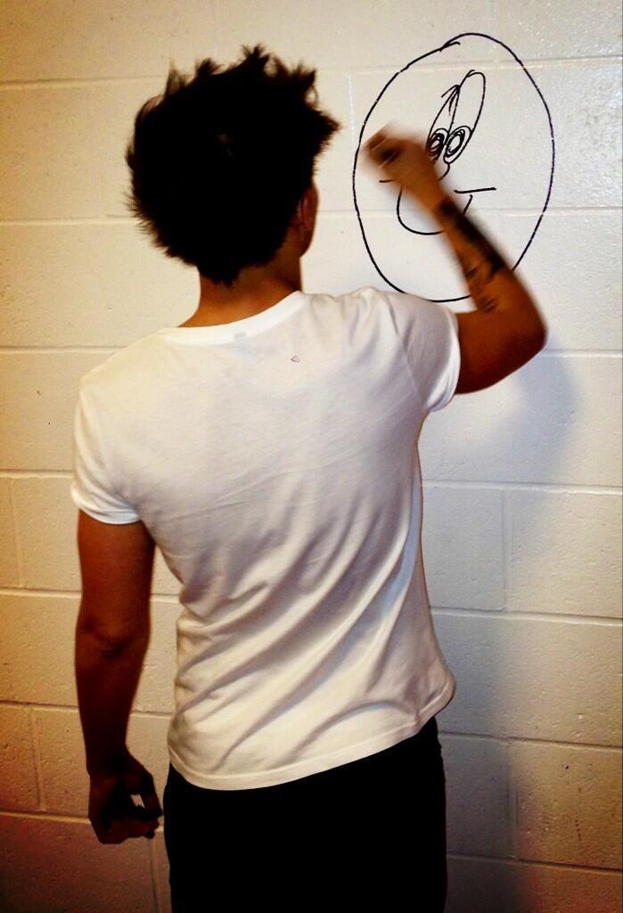 harrystylesdaily:  ‏@gordonsmart: Mr @Louis_Tomlinson doing his best Banksy inside