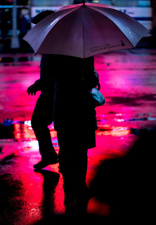 archatlas:  Rainy Nights in NYC The city that never sleeps also does not stop because of a little rain and its captured in all its vibrancy by Bernhard Hartmann. 