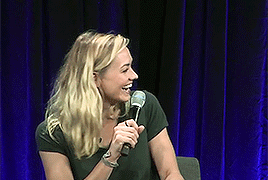 celoewe:Yvonne Strahovski - Laughing - Nerd HQ panel 2015