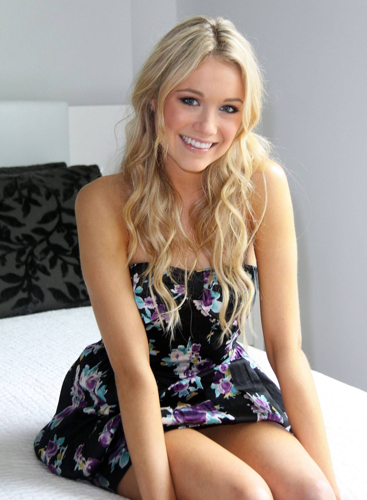 gentlemanboners:  Katrina Bowden. https://www.snapchat.com/add/gentlemanboners