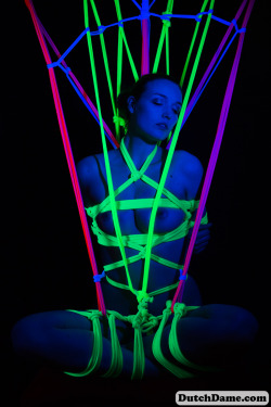 dutch-dame:  DutchDame in black light rope