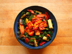 garden-of-vegan:  Stir-fried vegetables (broccoli, carrots, red and green bell pepper, zucchini, red onion, mushrooms, baby corn, kale, and spinach) seasoned with sesame seeds, soy sauce, sriracha, and chile garlic sauce. Baked marinated tofu (sriracha,