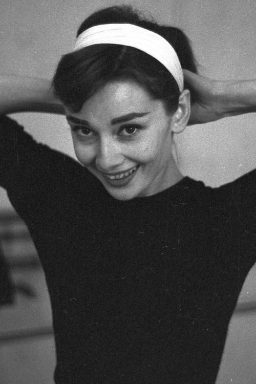 miss-vanilla: David Seymour - Audrey Hepburn during ballet rehearsal for the film “Funny Face”, Pari