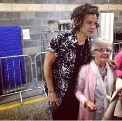 onedhqcentral-blog:  Harry with Niall’s grandmother backstage in Dublin (24.05.2014) - x 