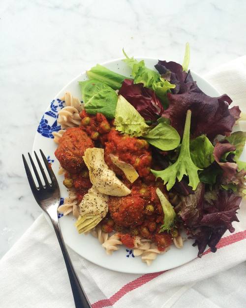 These meatless meatballs give me so much life {brown rice fusilli with tomato basil mix + @gardein m