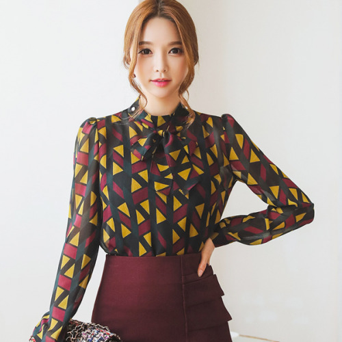 Retro geometric print blouse! Tops with neckties are popular this season!https://goo.gl/2x4sXC