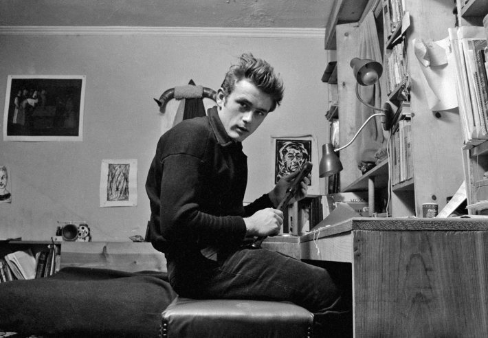 thedapperproject:  James Dean at his apartment in New York, 1955 