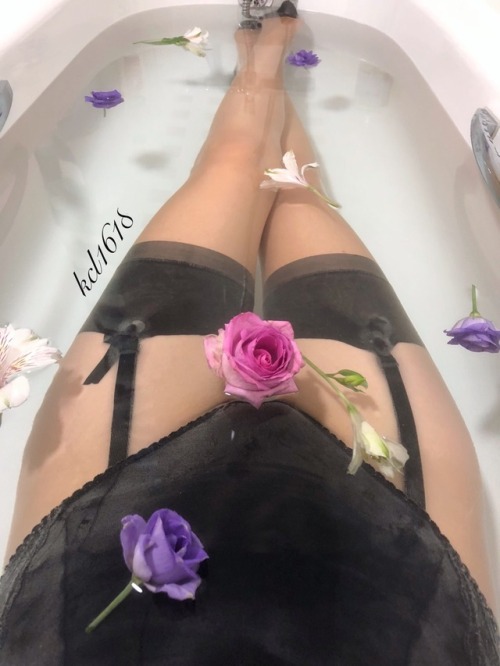 kcl1618x:Fully fashioned stockings underneath seamless tightsCome bathe with me x